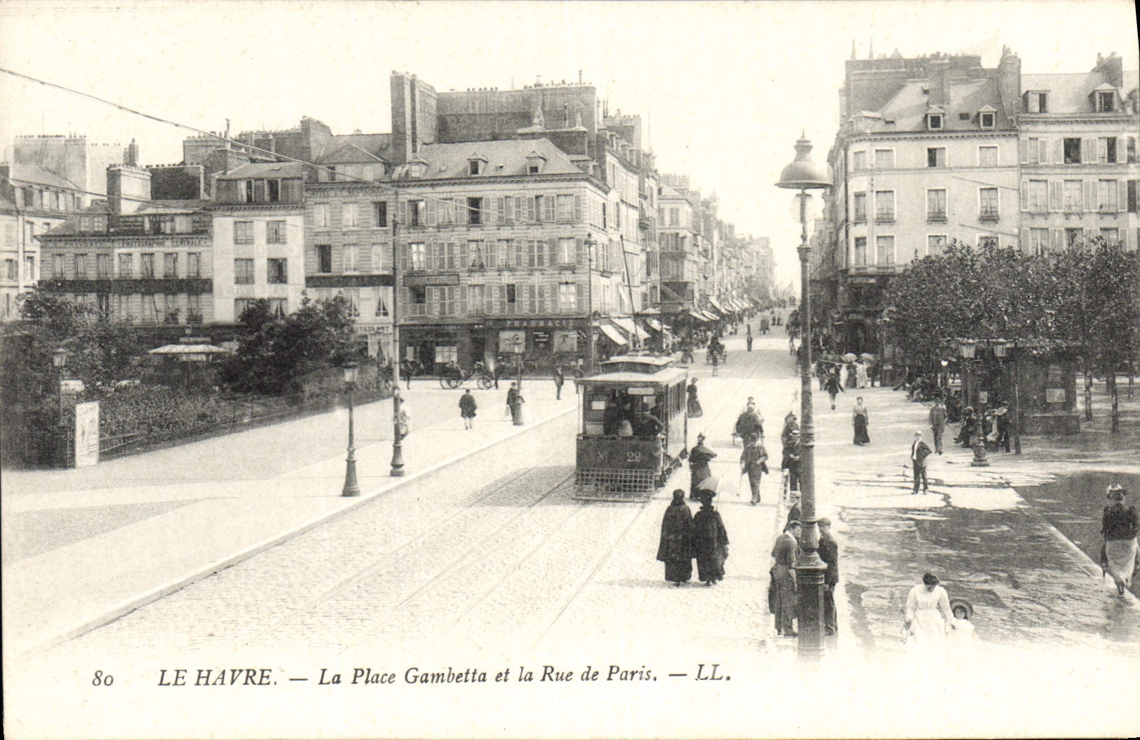 CPA Le Havre la place Gambetta et la rue de Paris 