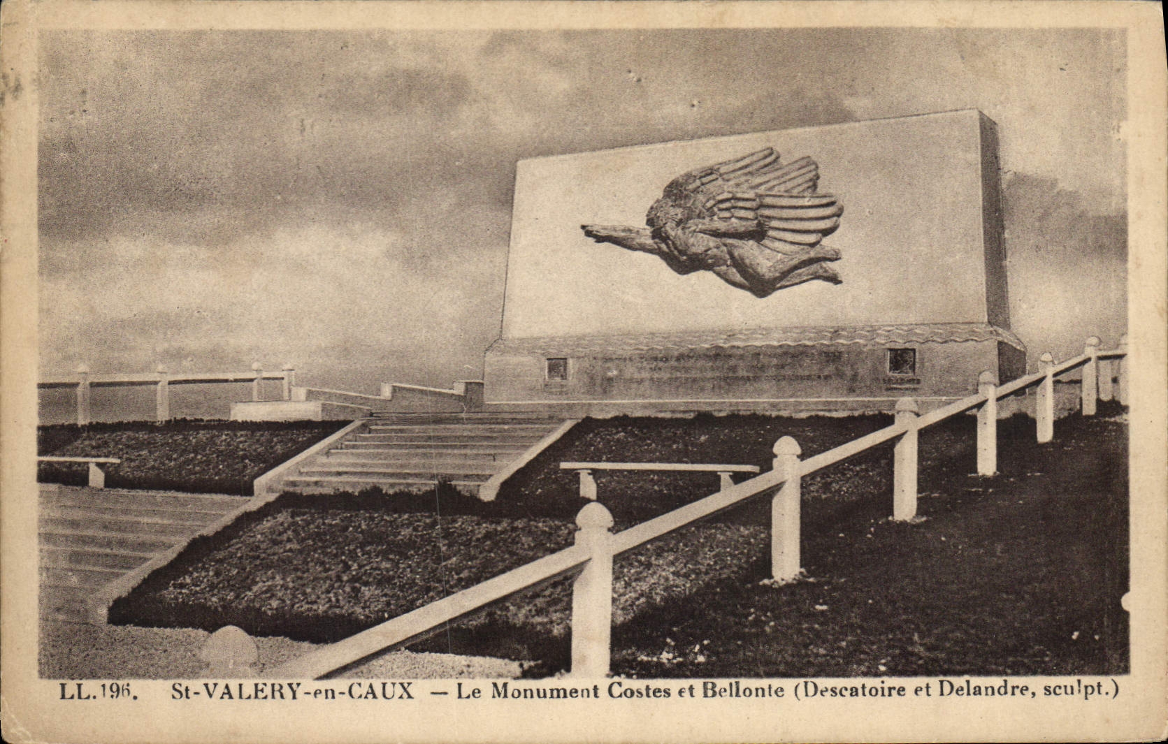 St-VALERY-en-CAUX — Le Monument Costes et Bellonte (Descatoire et Delandre, sculpt.)