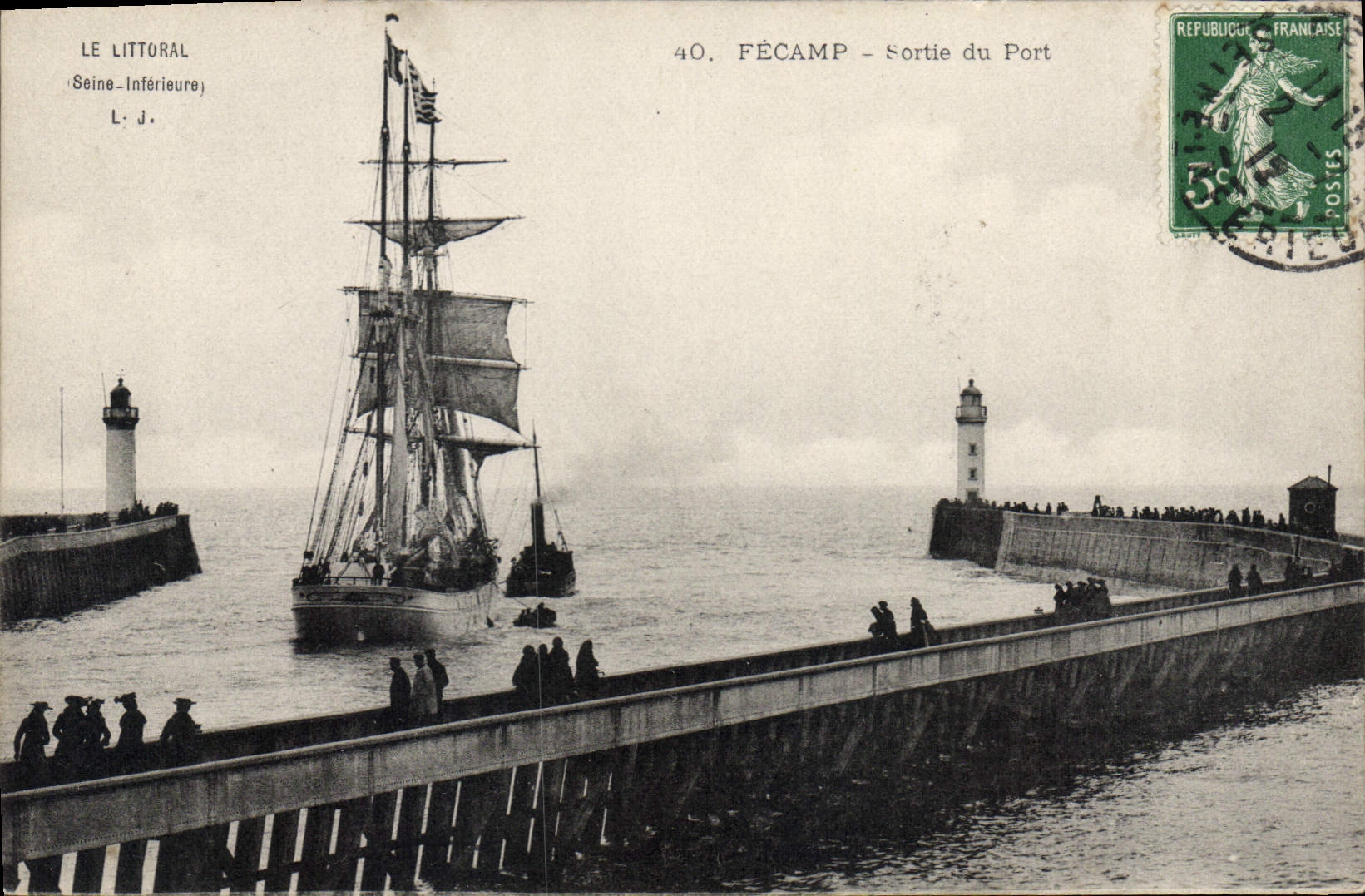 CPA Le Littoral Seine Inferieure Fecamp sortie du port 