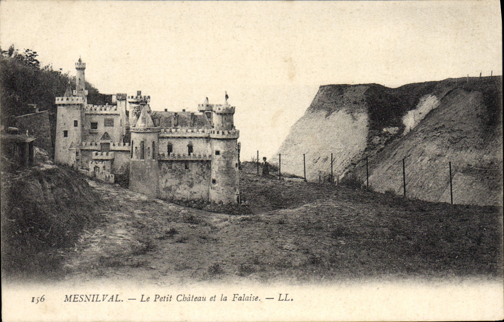 CPA Mesnilval le petit chateau et la Falaise 