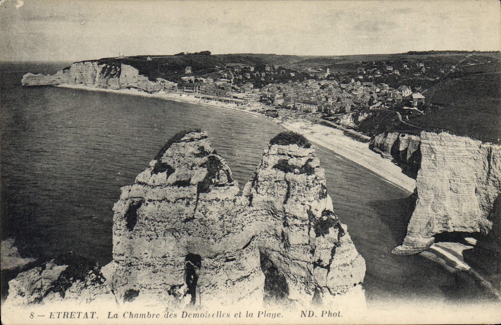 Etretat — La Chambre des Demoiselles et la Plage — ND. Phot.