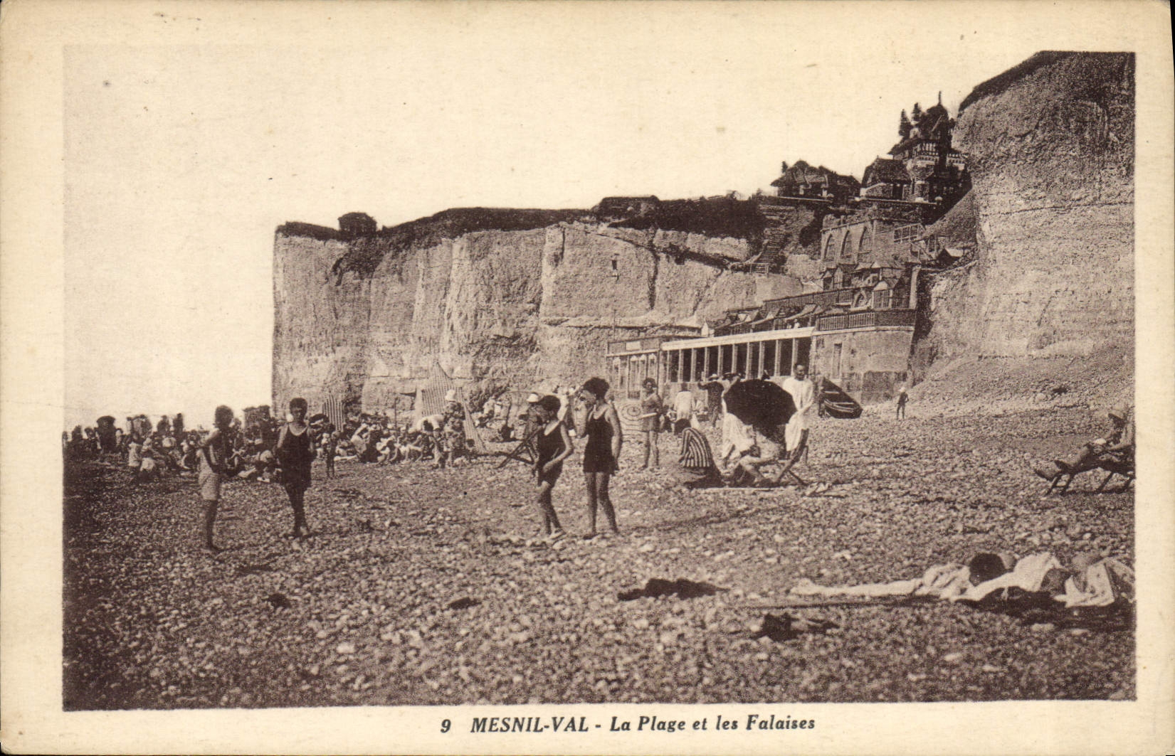 CPA Mesnil Val la plage et les Falaises 