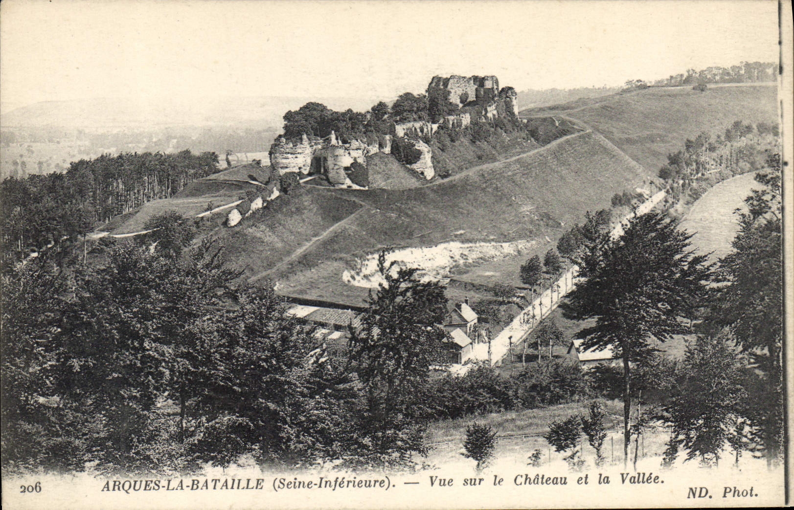 CPA Arques la Bataille Seine Inferieure vue sur le chateau et la Vallee 