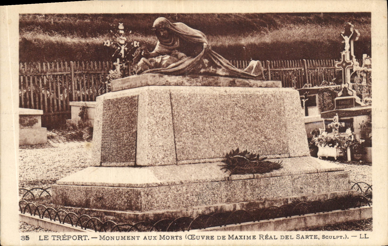 CPA le Treport monument aux morts Ceuvre de Maxime Real Del Sart Sculpt 