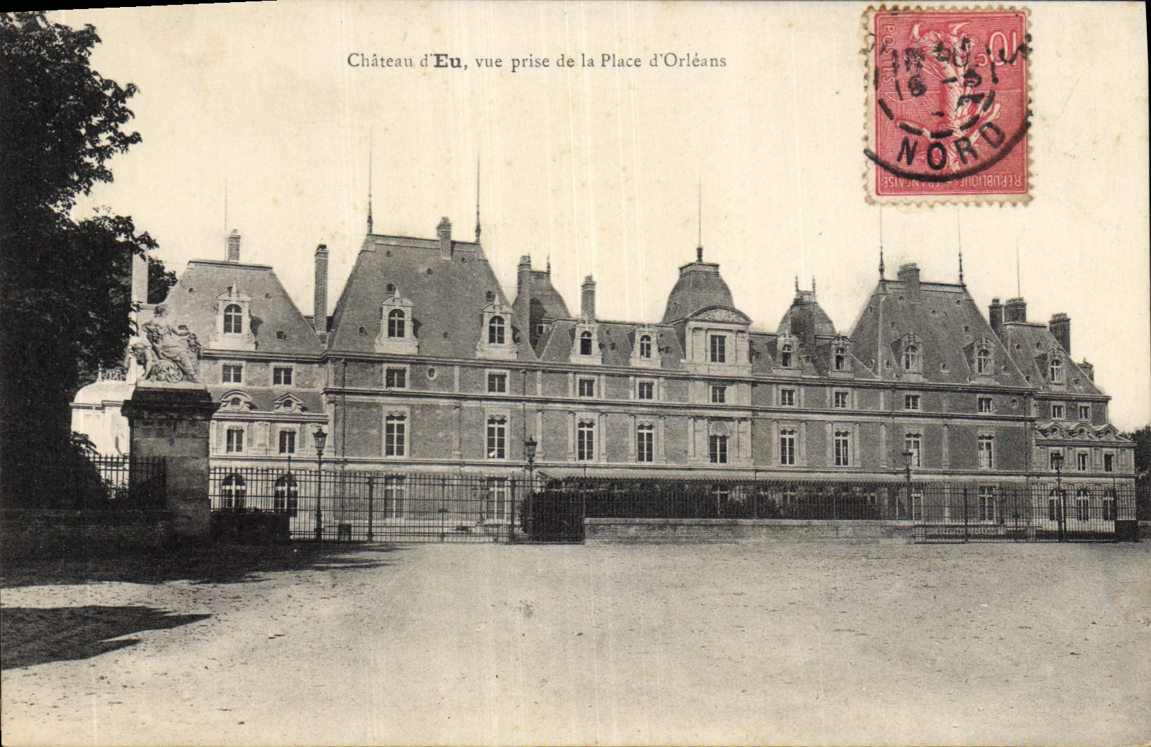 CPA Chateau d'Eu vue prise de la place d'Orleans 