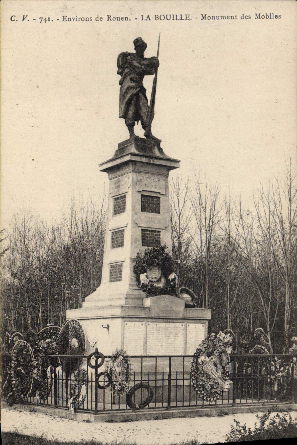 CPA Environs de Rouen La Bouille Monument des Mobiles 