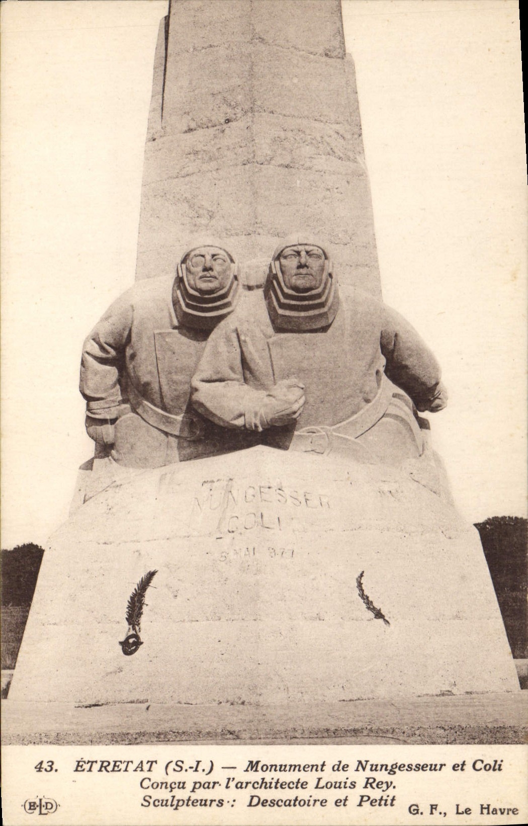 Étretat (S.-I.) — Monument de Nungesseur et Coli — Sculpteurs Descatoire et Petit