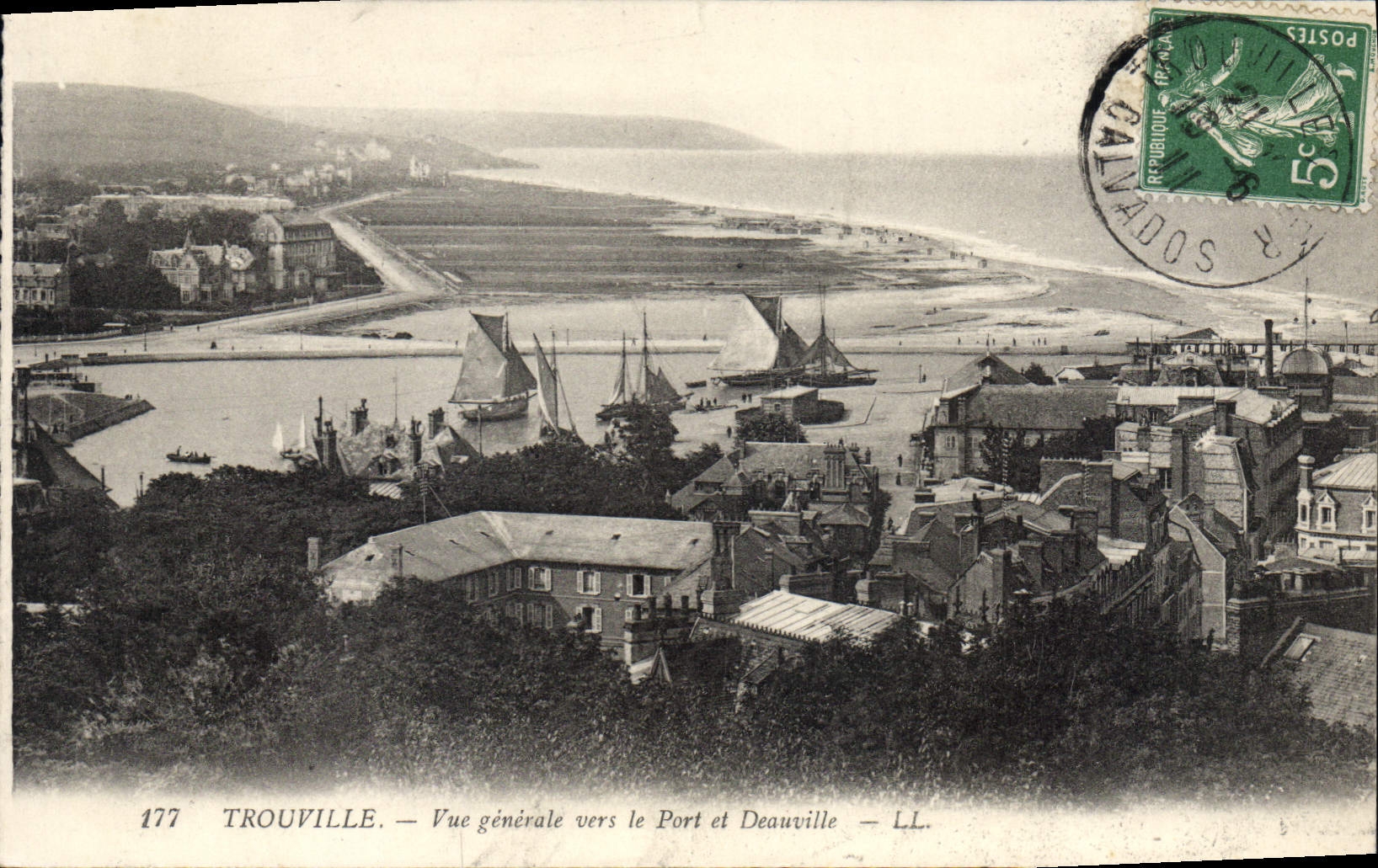 CPA Trouville Vue generale vers le Port et Deauville 