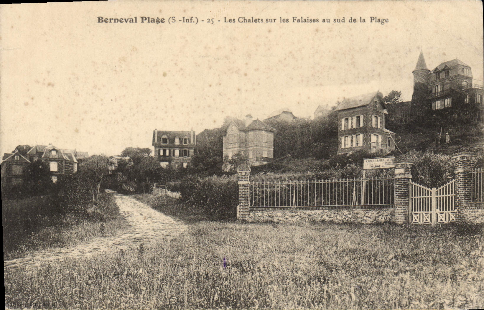 CPA Berneval Plage Les Chalets sur les Falaises sud de la Plage 