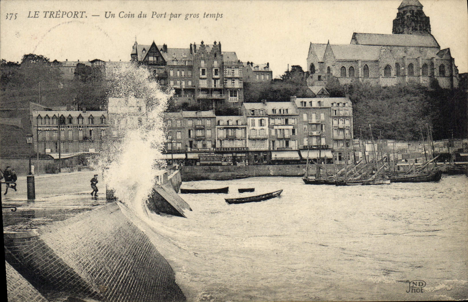CPA Le Treport Un Coin du Port par gros temps 
