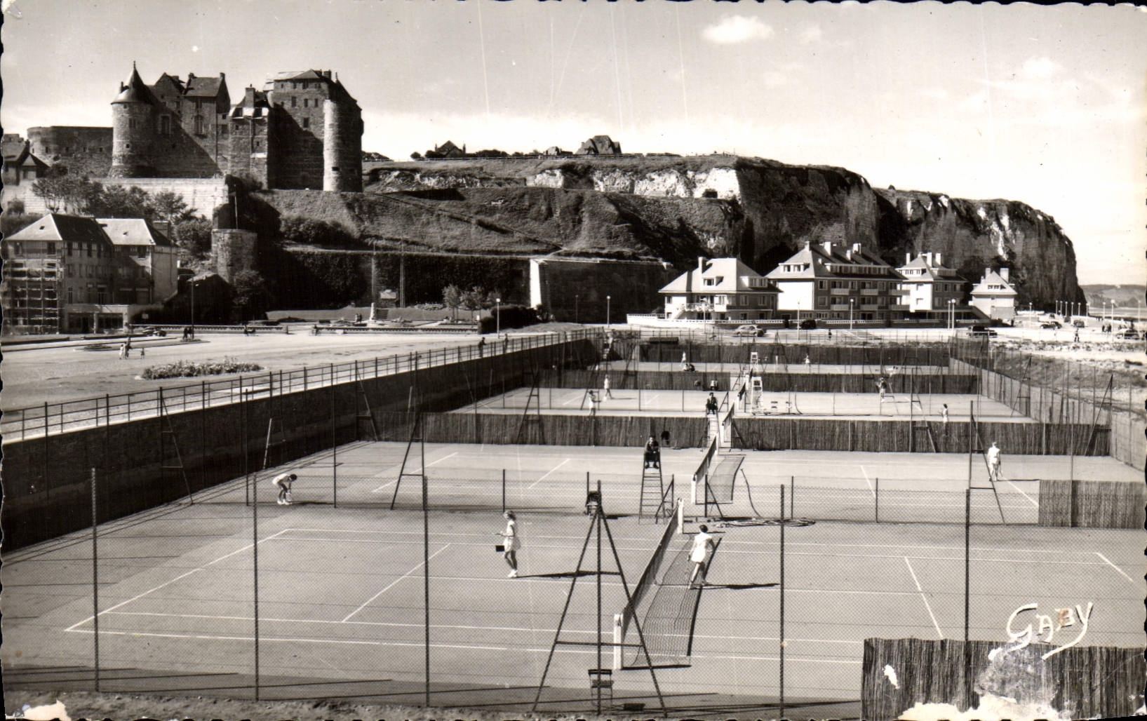Tennis à Dieppe — Château d'Épernay en arrière-plan — Gaby