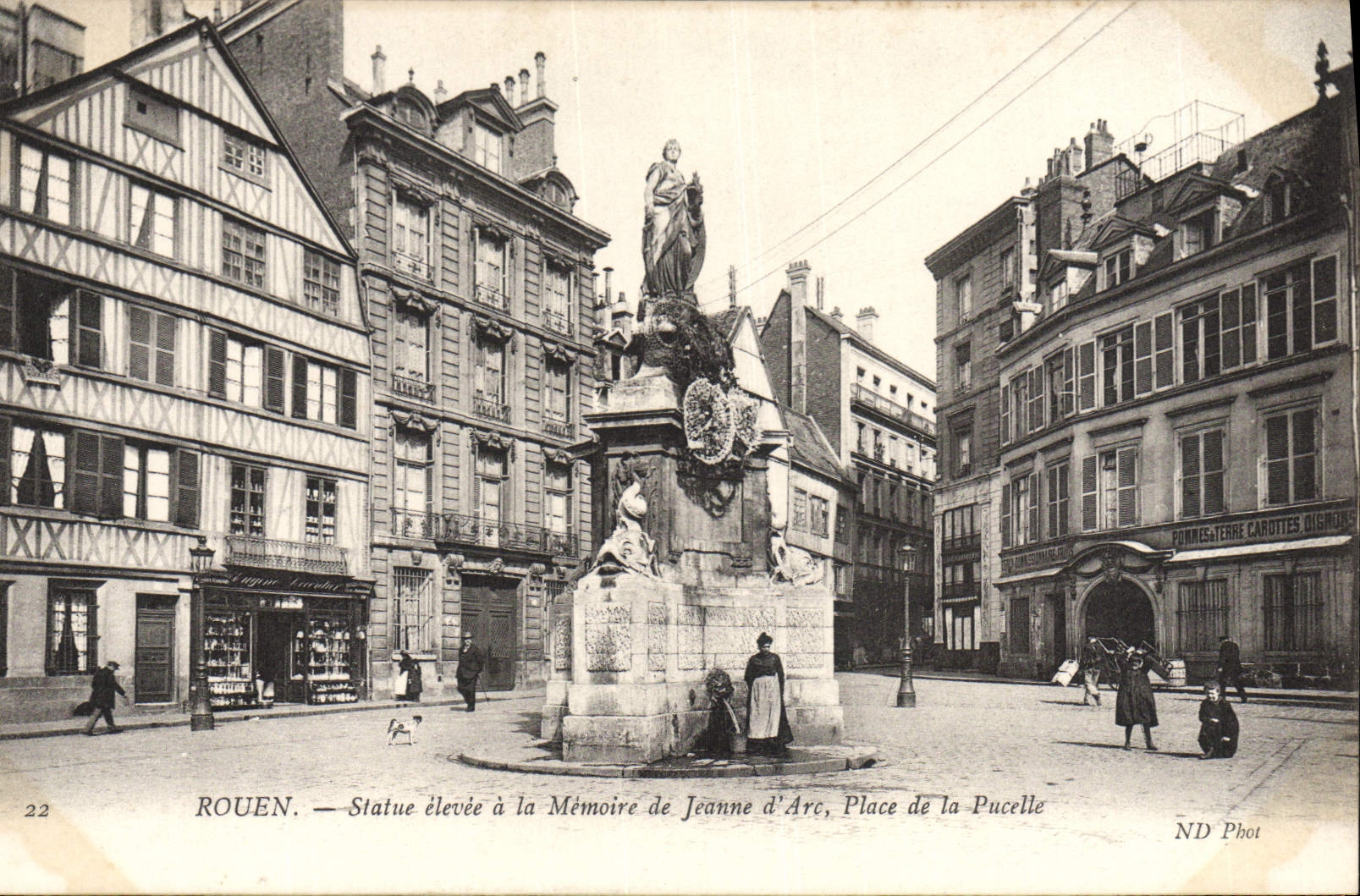 CPA Rouen Statue elevee a la Memoire de Jeanne d'Arc Place de la Pucelle 