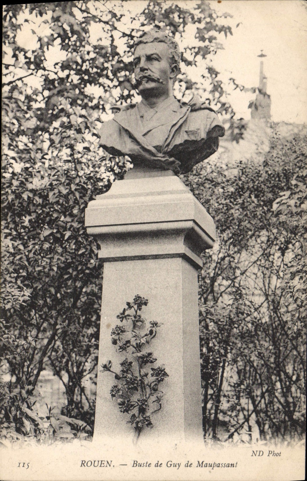 CPA Rouen Buste de Guy de Maupassant 