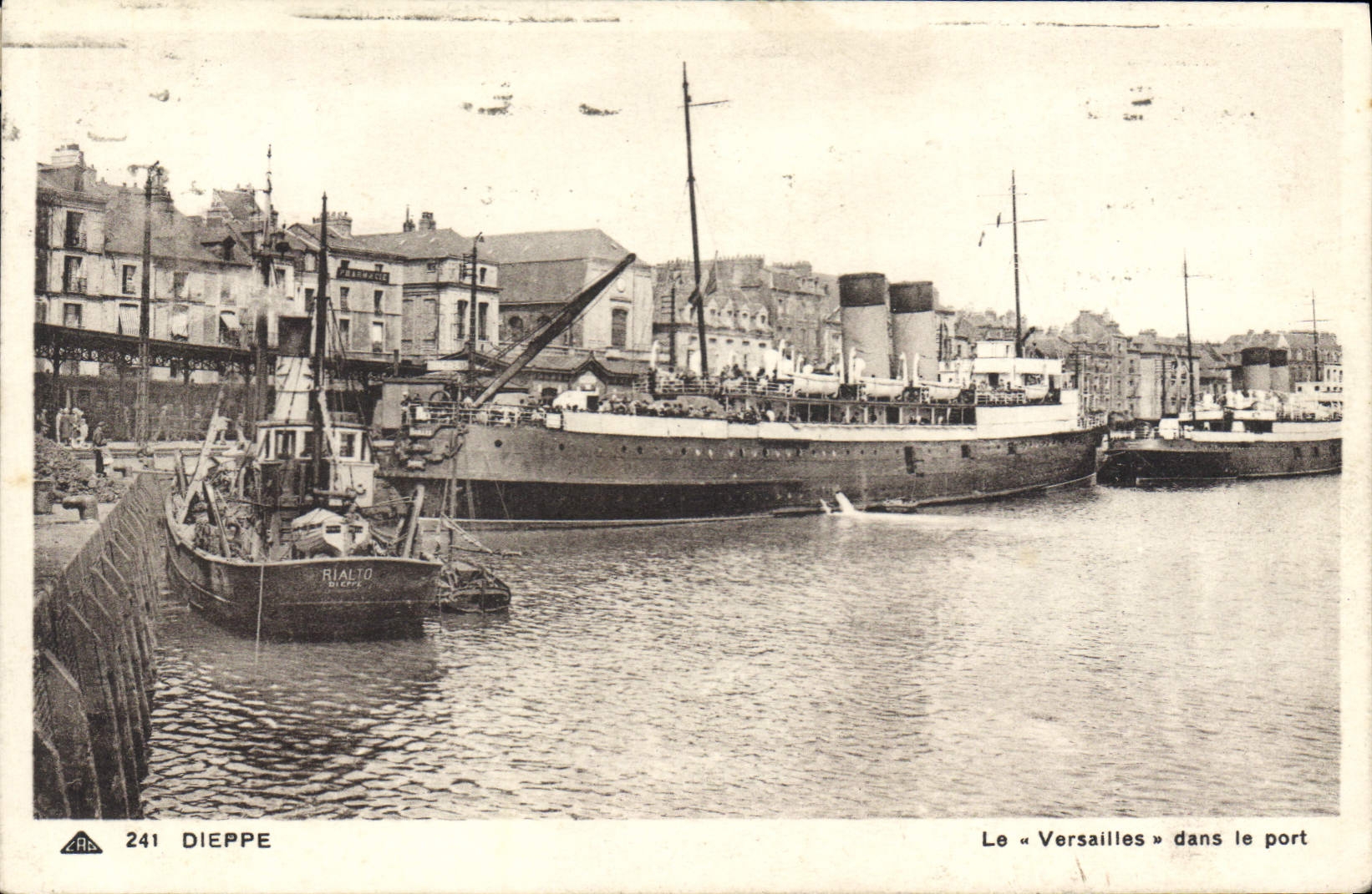 CPA Dieppe Le Versailles dans le port 