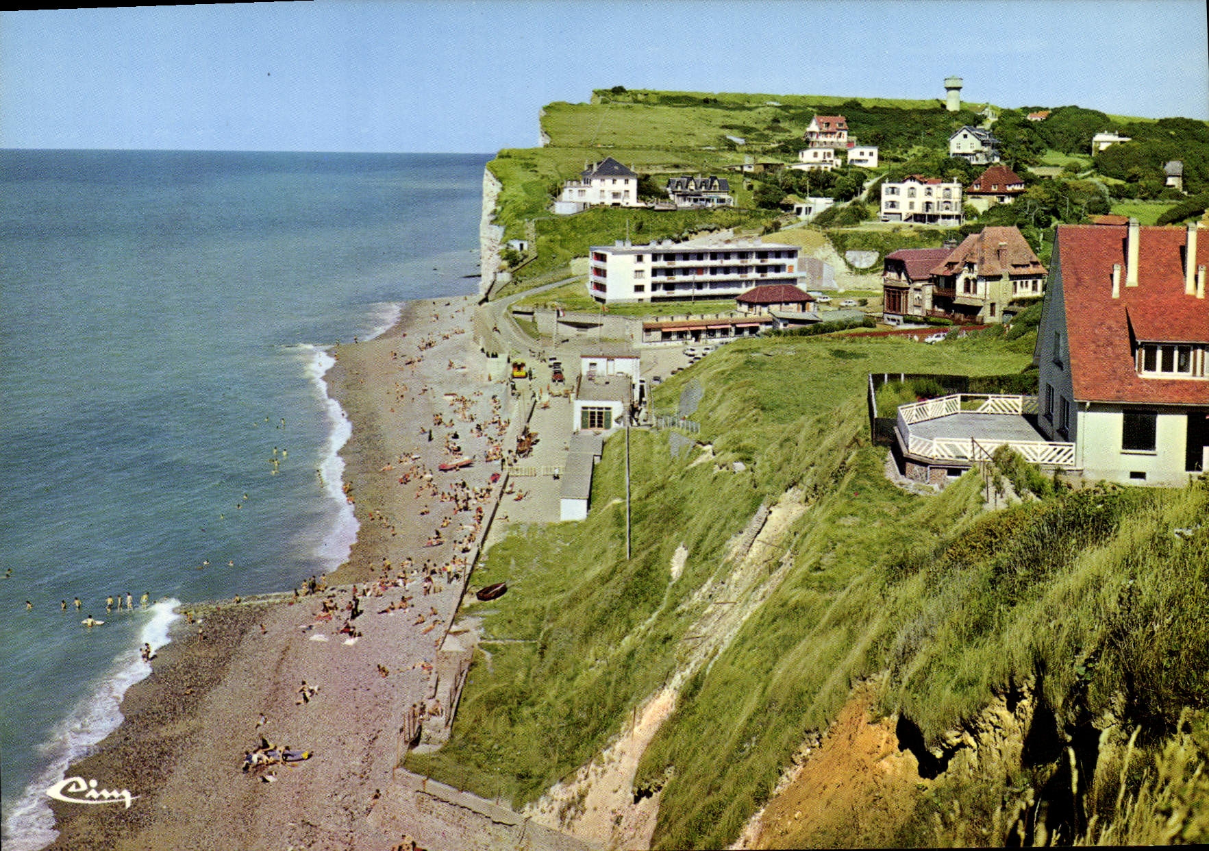 CPSM Puys Seine Marit Vue generale de la Plage et des falaises 