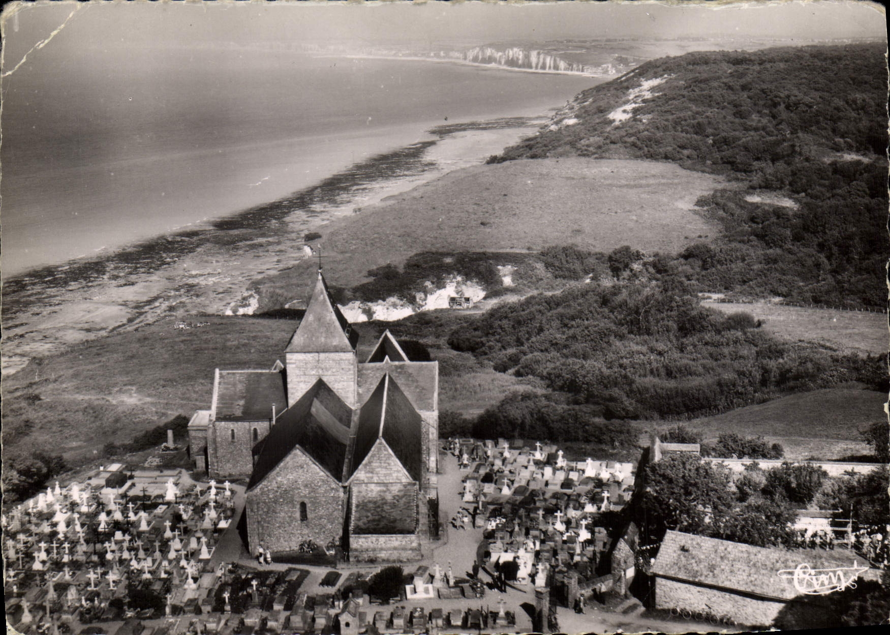 Varengeville-sur-Mer — Vue aérienne de l'église face à la mer — Photographe C. G. (C. G. G. ?) — n° 3174