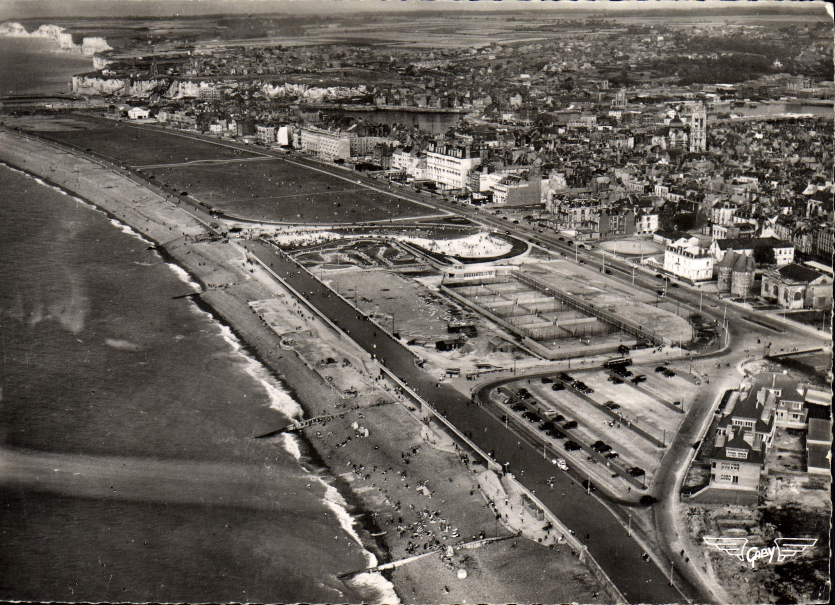 Dieppe — Front de Mer au fond, les Falaises de Puys — J. Qeyl, éditeur