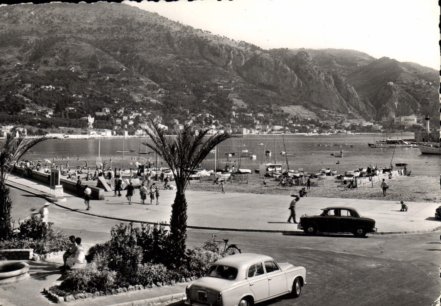 Plage de Menton — vue sur Garavan et la frontière — Éditions artistiques NICE