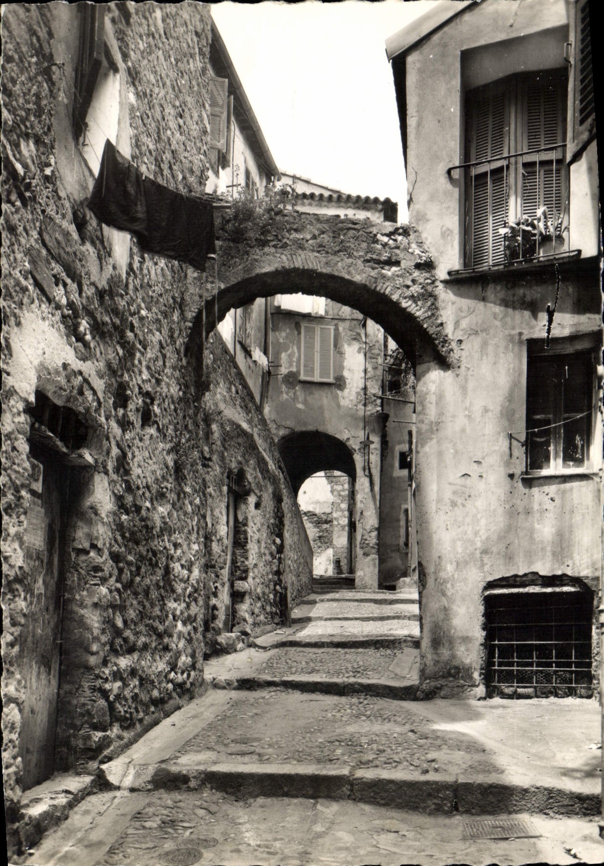 Vieux Menton — Rue du Vieux Château — Les Éditions de la Côte d'Azur, n° V 23