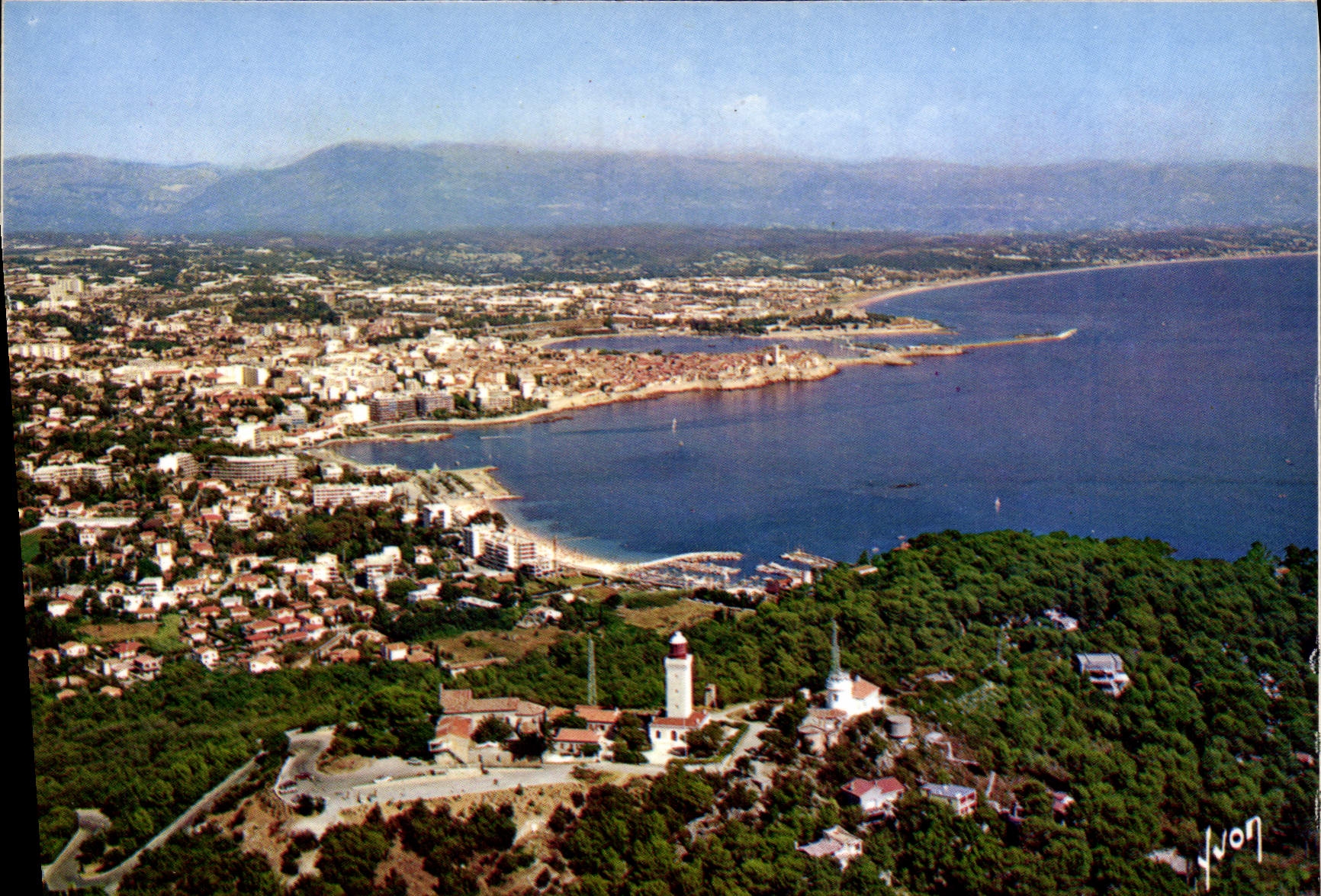 CPA Couleurs et Lumiere de France La Cote d'Azur miracle de la nature Cap D'antibes Vue generale Le