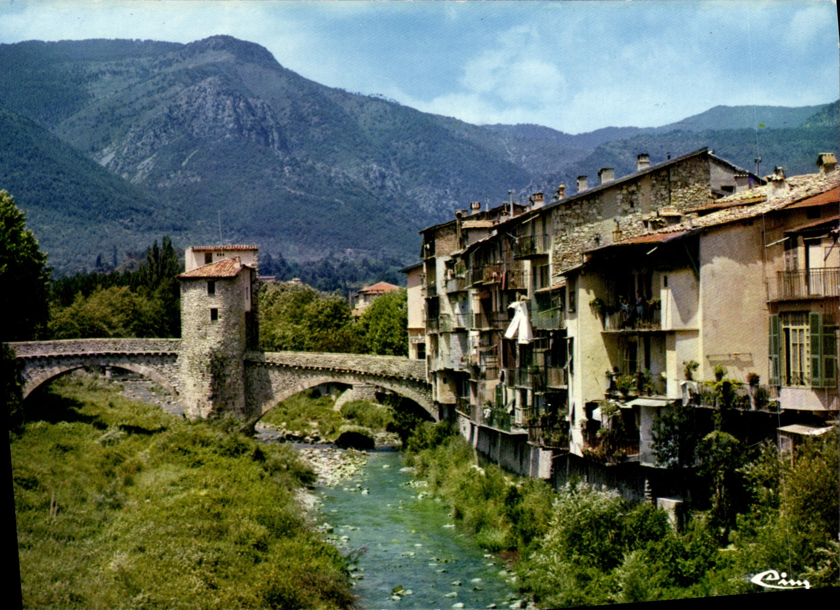 Sospel (Alpes-Maritimes) — Vieilles maisons bordées par la Bevera qu'enjambe le vieux pont — Imprimerie en France
