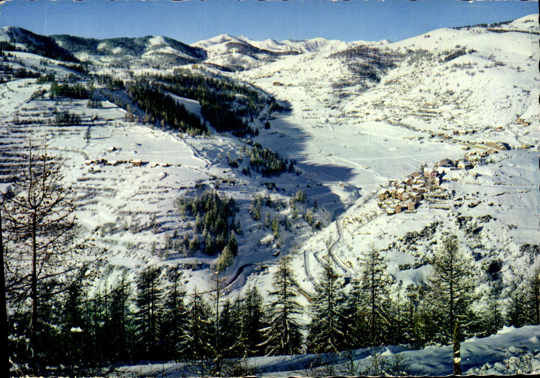 CPA Les Alpes Maritimes Beuil Au Loin Les Launes 