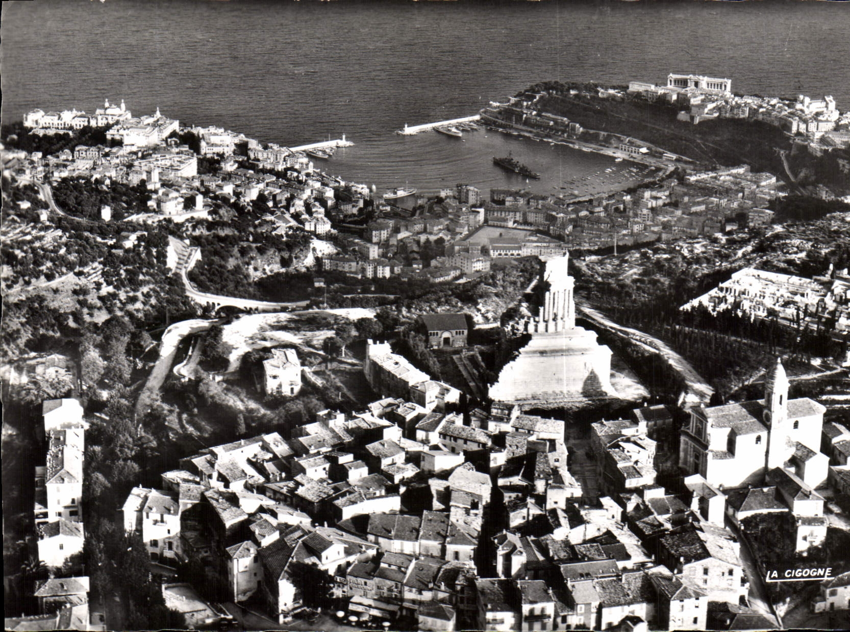 CPA En avion sur la Principaute de Monaco Vue generale Au premier plan La Turbie et la Tour d'August