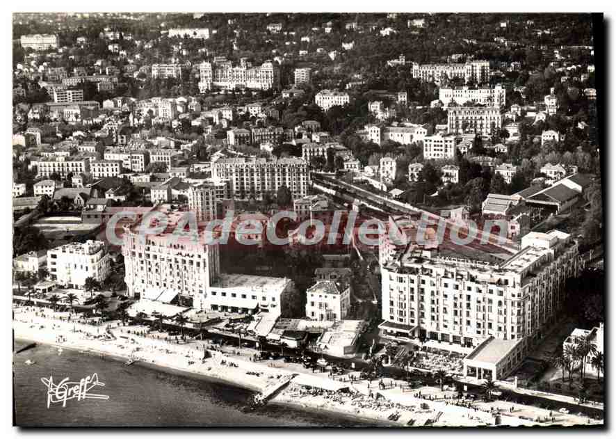 CPA En Cote d'Azur Cannes Alpes Martitimes Vue aerienne sur la Croisette la Plage les Bars et les Ho