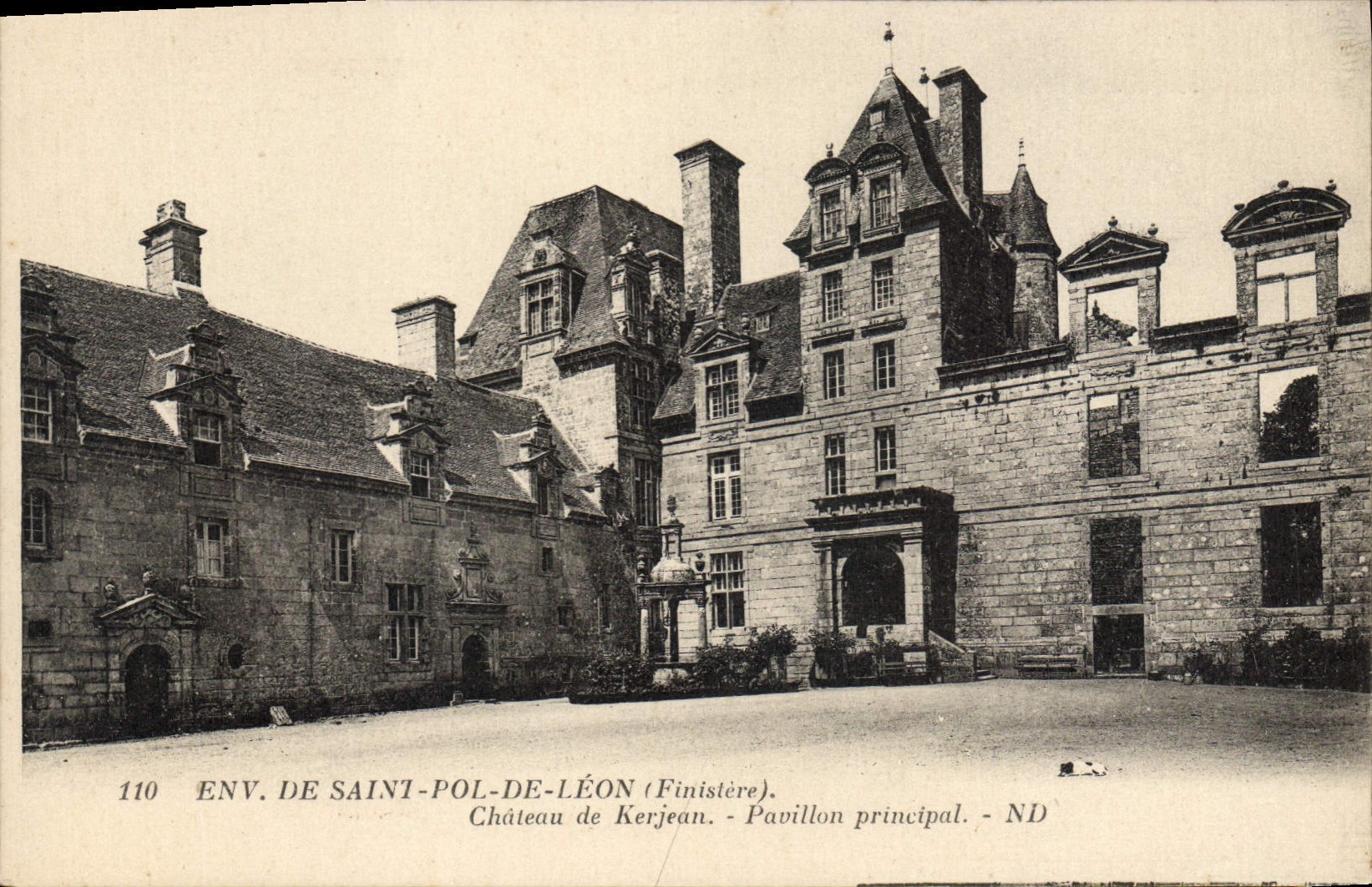 Env. de Saint-Pol-de-Léon (Finistère) — Château de Kerjean. Pavillon principal — ND