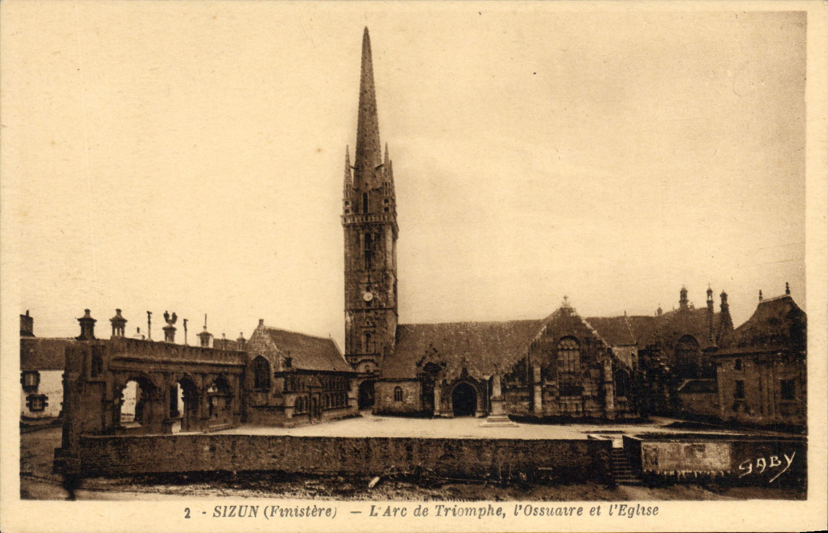 CPA Sizun Finistere L'Arc de Triomphe L'Ossuaire et l'Eglise 