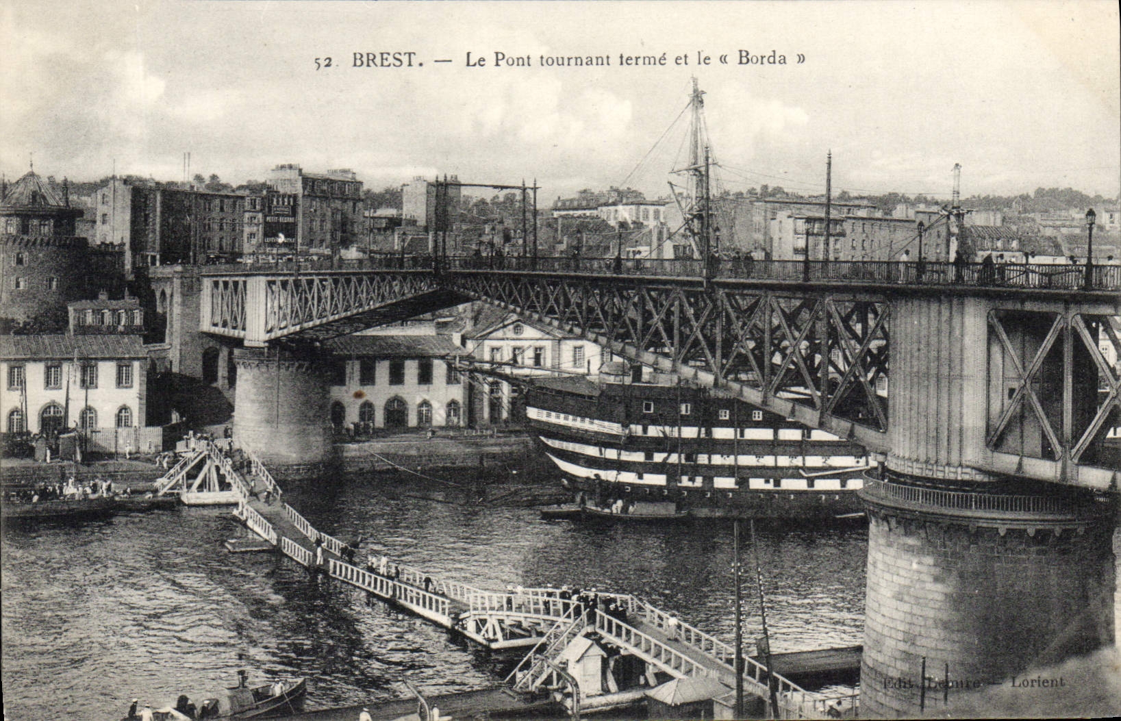 CPA Brest Le Pont tournant fermé et le Borda 