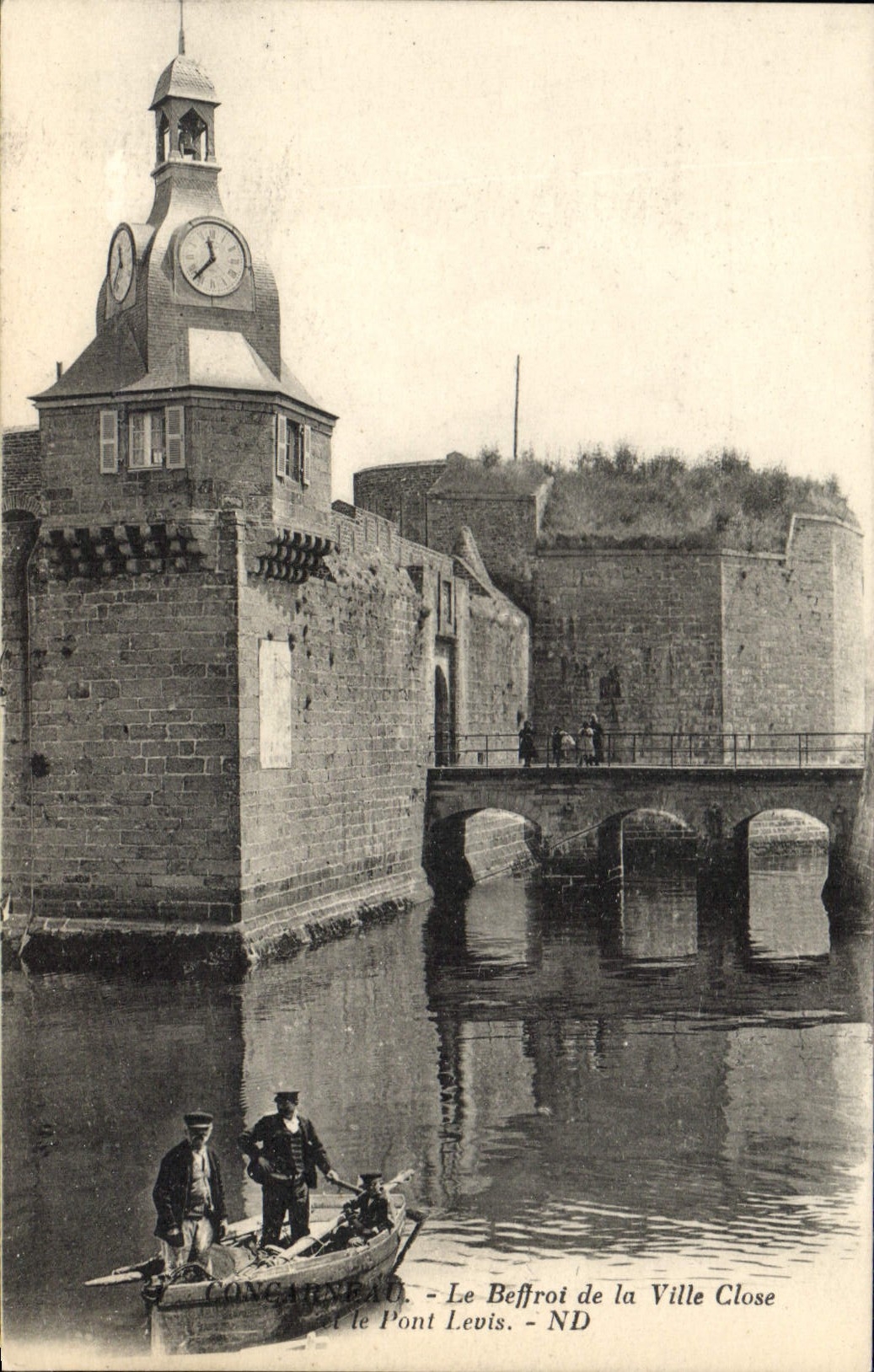 CPA Concarneau Le Beffroi de la Ville Close et le Pont Levis 