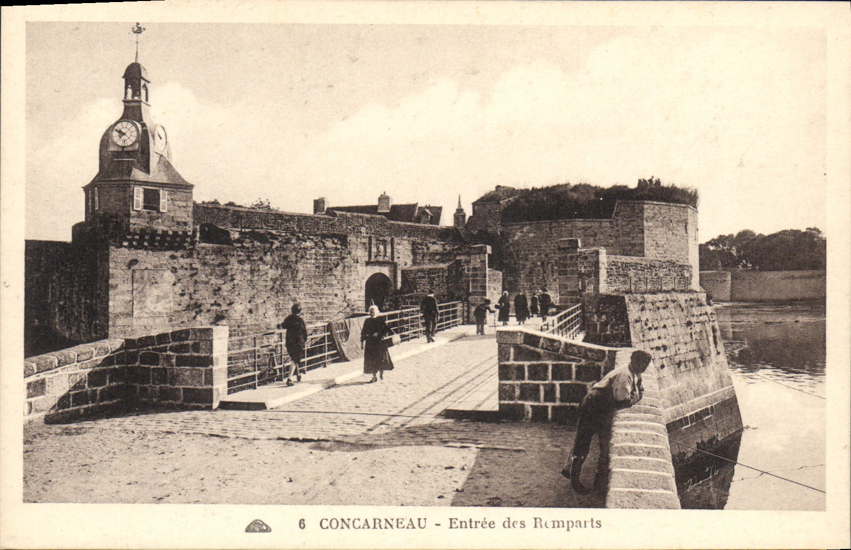 CPA Concarneau Entree des Remparts 