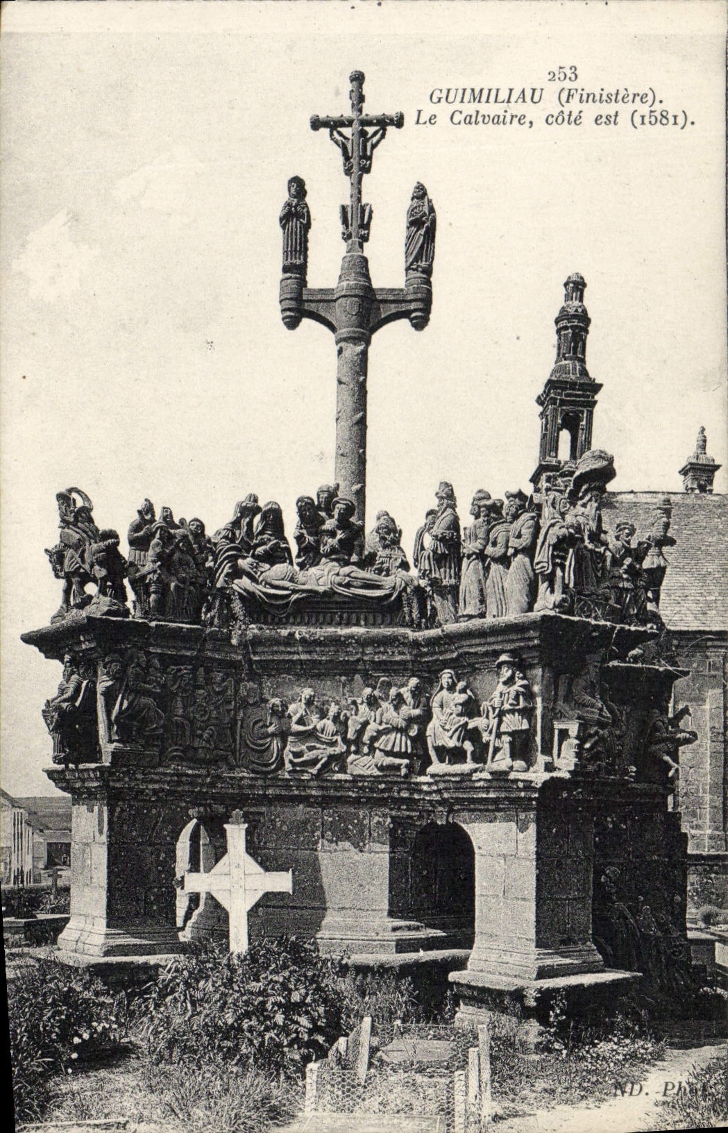 Guimiliau (Finistère) — Le Calvaire, côté est (1581) — ND. PINK, n° 253