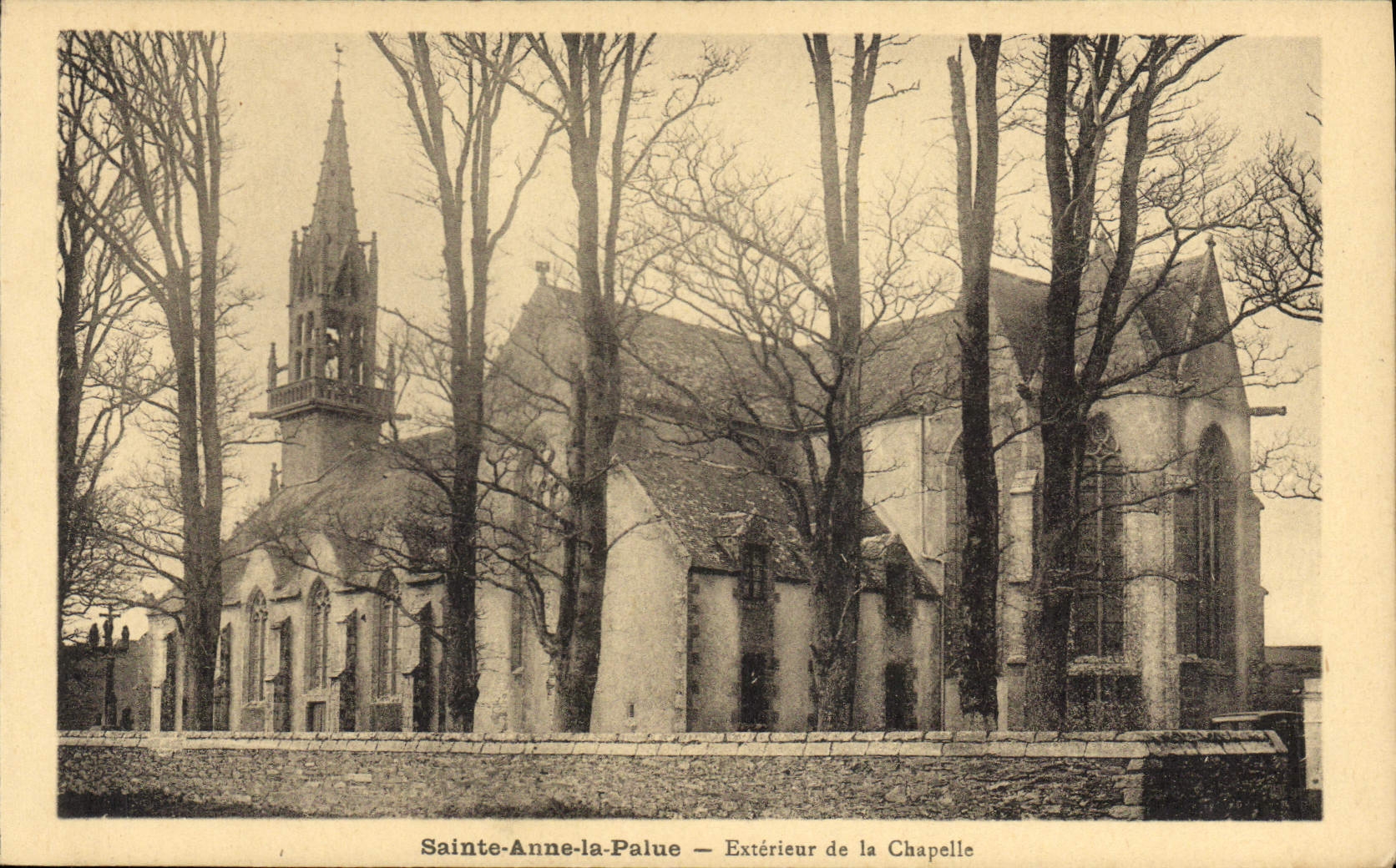 CPA Ste Anne la Palue Exterieur de la Chapelle 