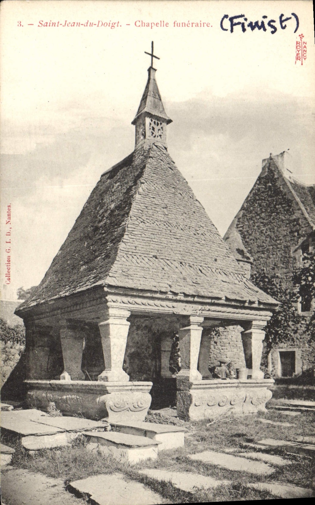 CPA St Jean du Doigt Chapelle funeraire 
