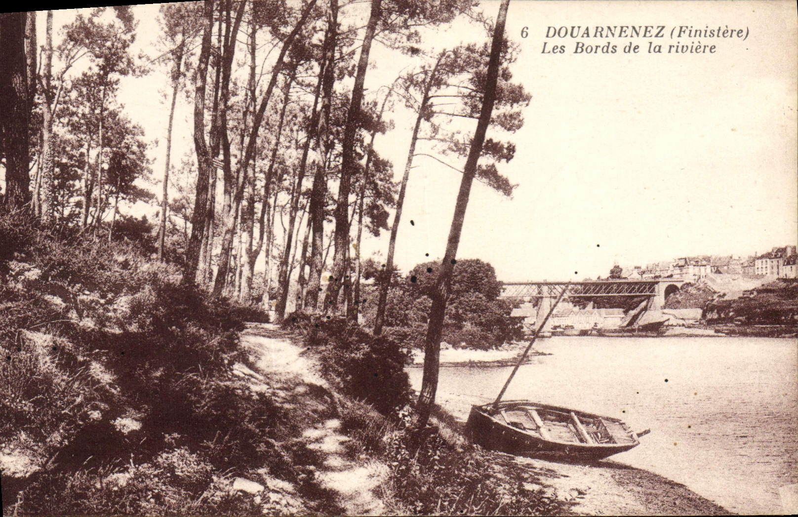 CPA Douarnenez Finistere Les Bords de la riviere 