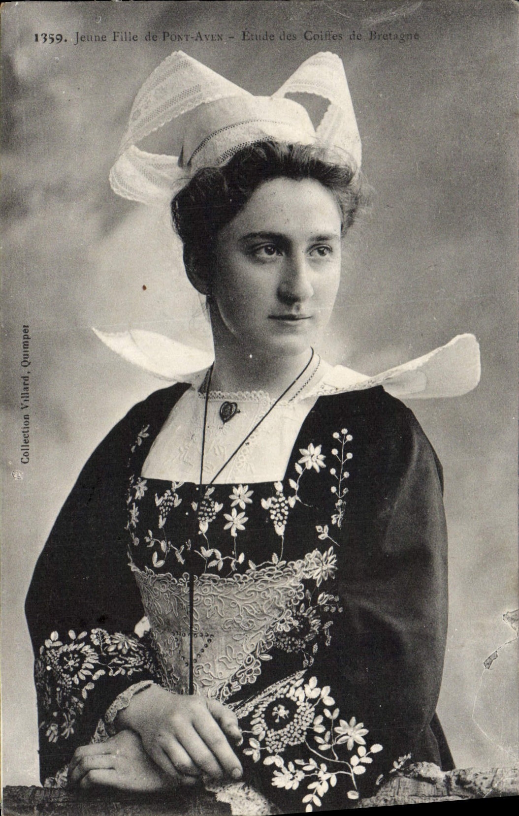 CPA Jeune Fille de Pont Aven étude des coiffes de bretagne