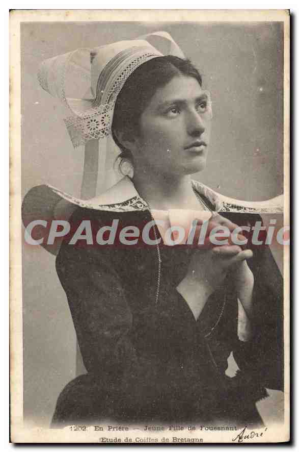 CPA En Priere Jeune Fille de Fouesnant 
