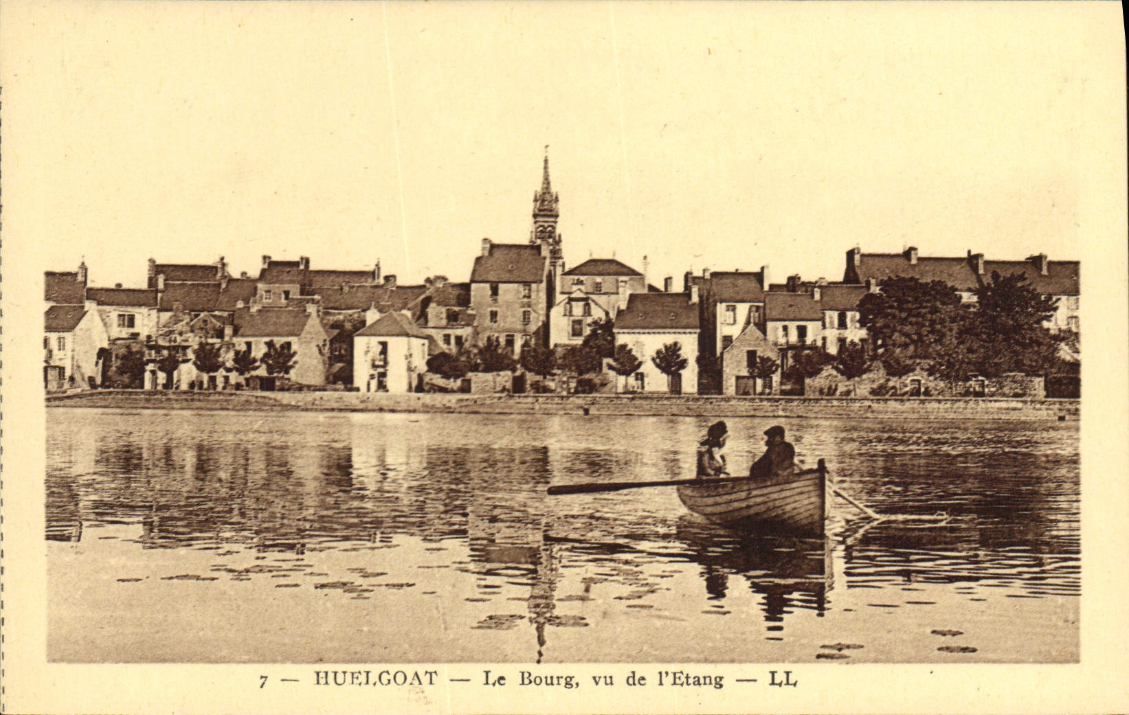 CPA Huelgoat Le Bourg vu de l'Etang 