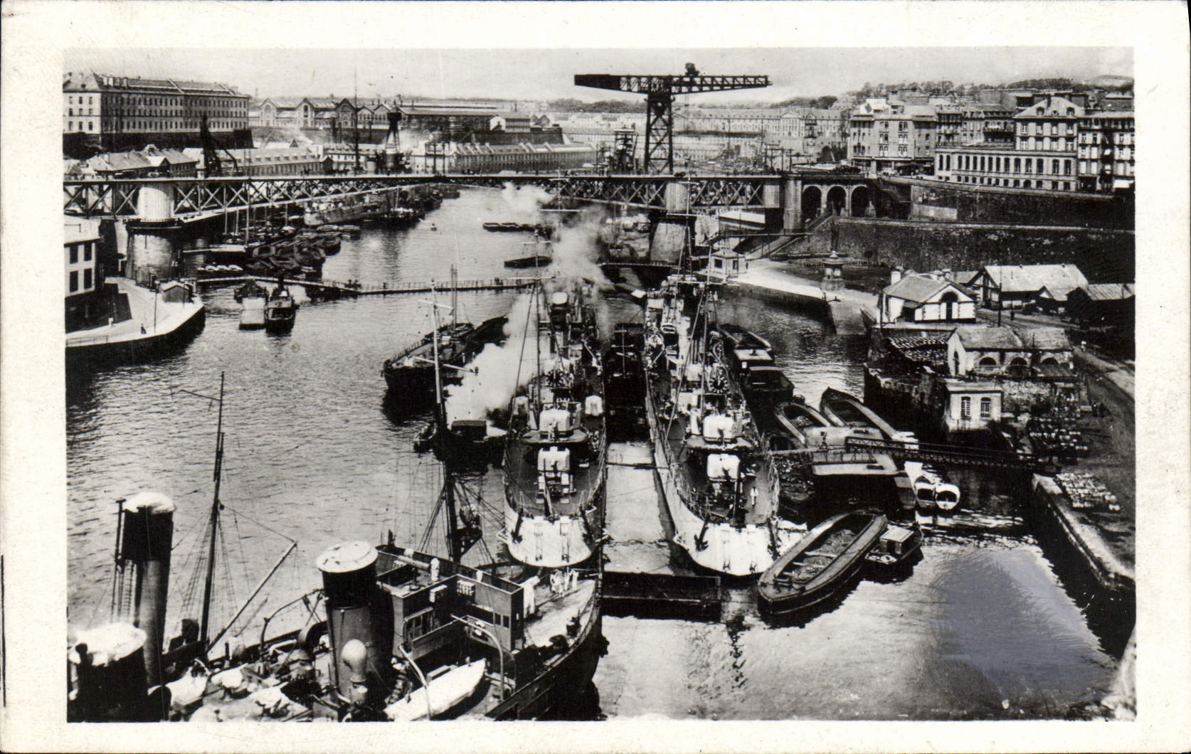 CPA Brest Le Port de Guerre et le Pont National 