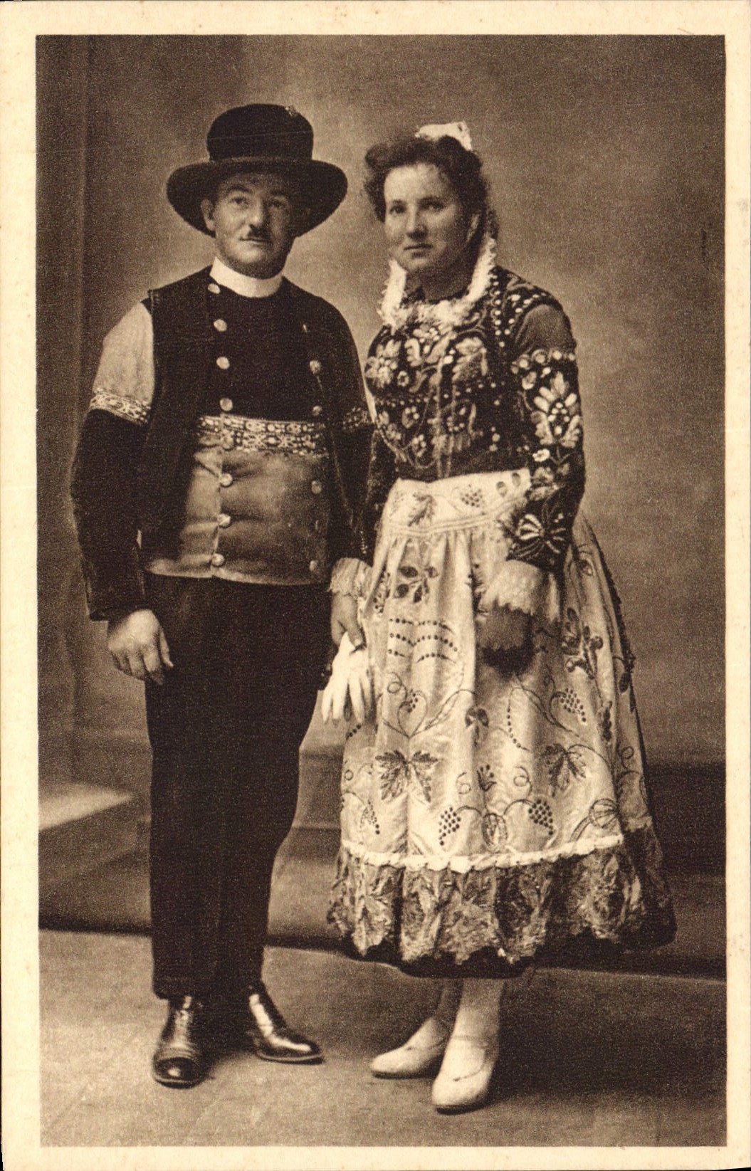 CPA Costumes de maries de Quimper Plonecez-Porzay Plomodiern Locronan Saint-Nic Cast Plogonnec