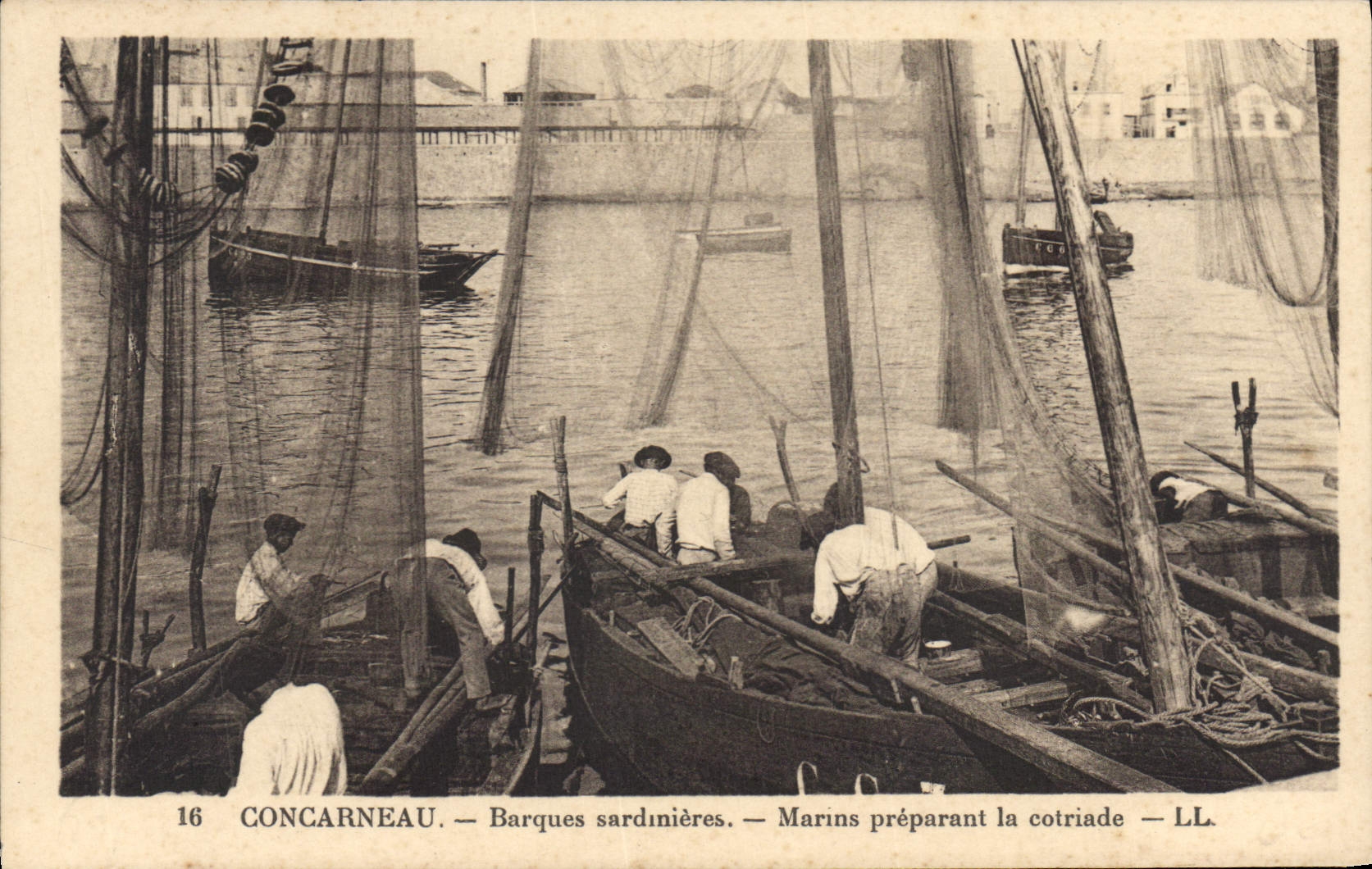 CPA Concarneau Barques sardinieres Marins preparant la cotriade 
