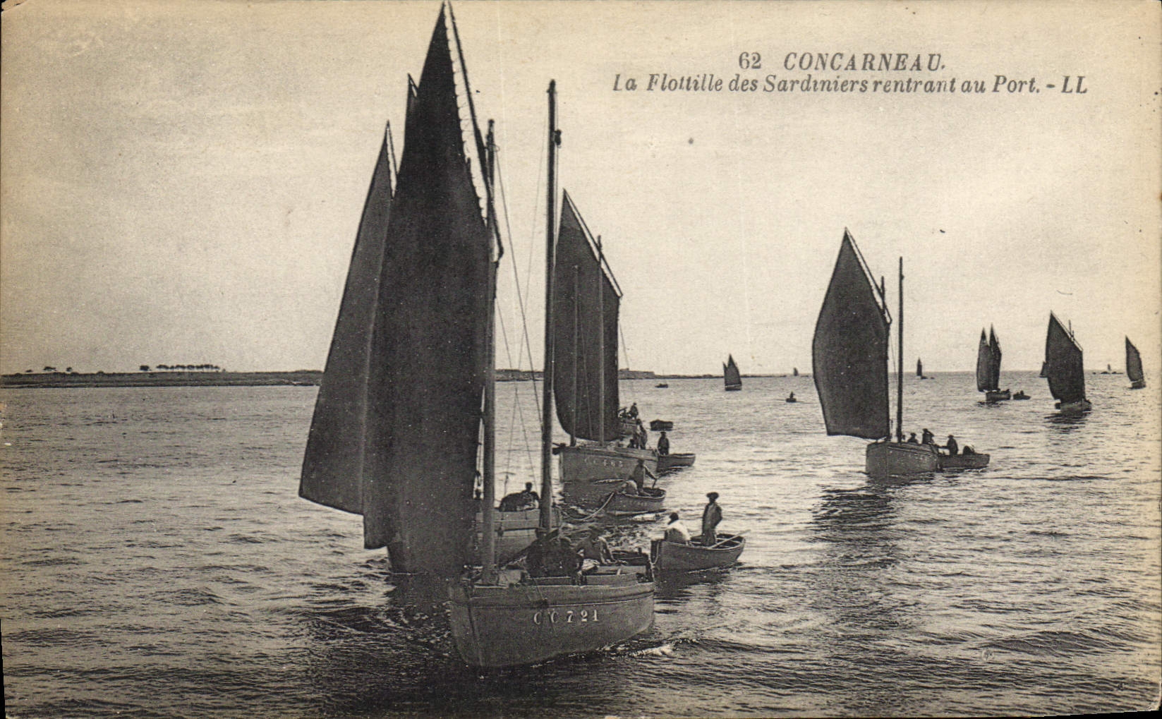 CPA Concarneau La Flottille des Sardiniers rentrant au Port 