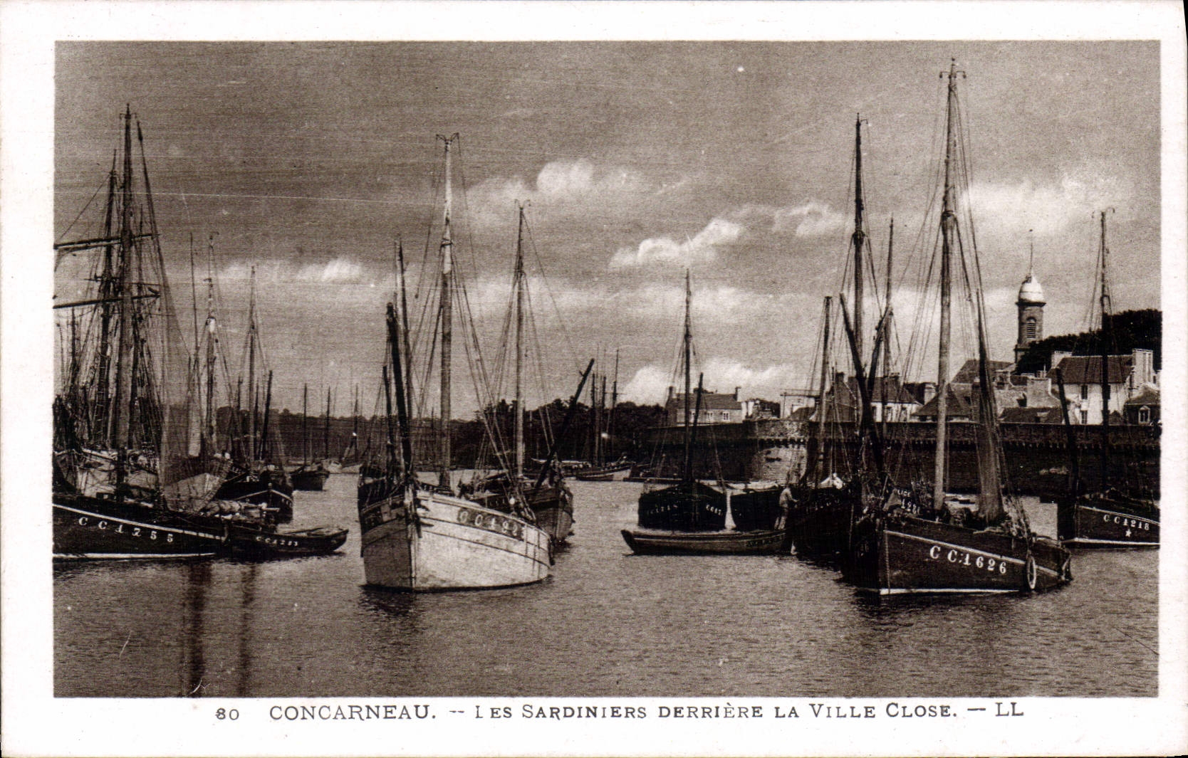 CPA Concarneau Les Sardiniers derriere la Ville Close 