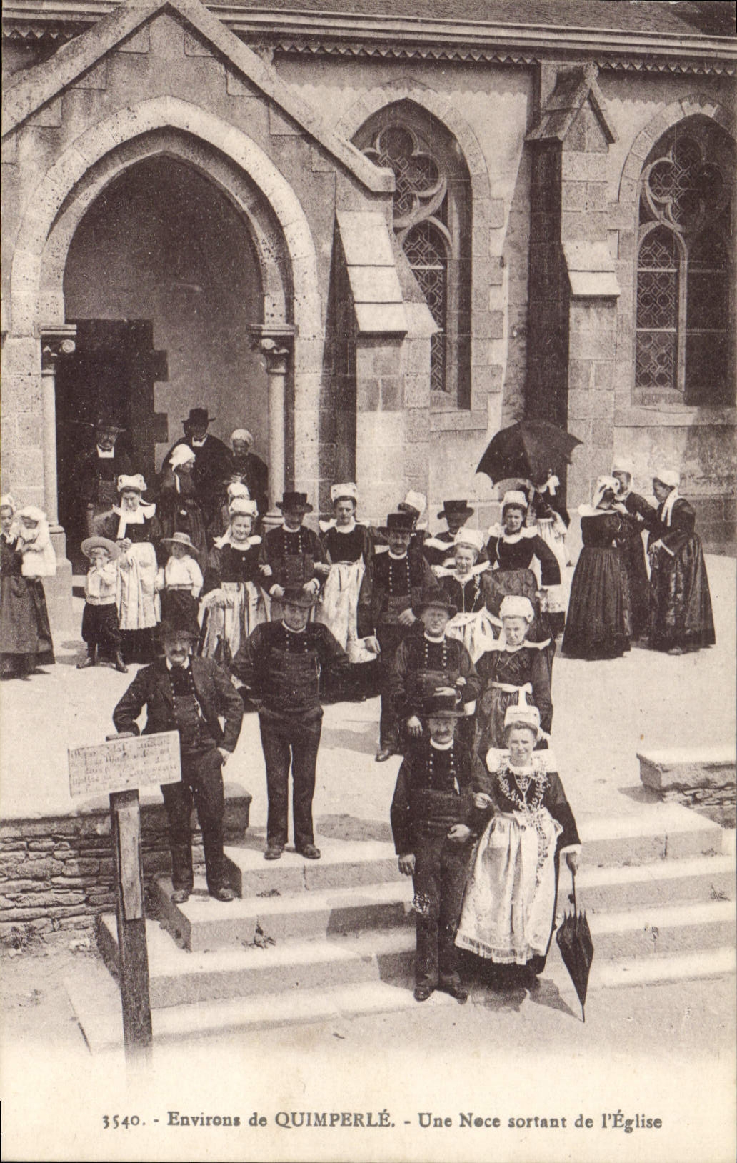 CPA Environs de Quimperle Une Noce sortant de l'Eglise 