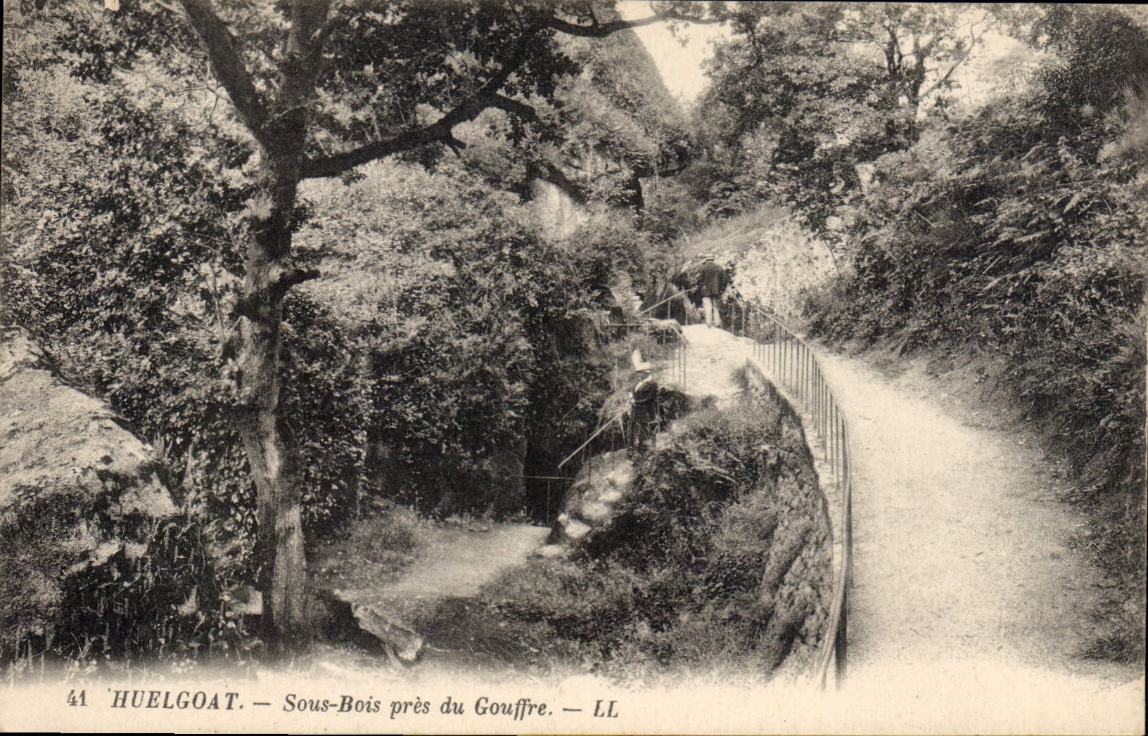 Huelgoat — Sous-Bois près du Gouffre — LL