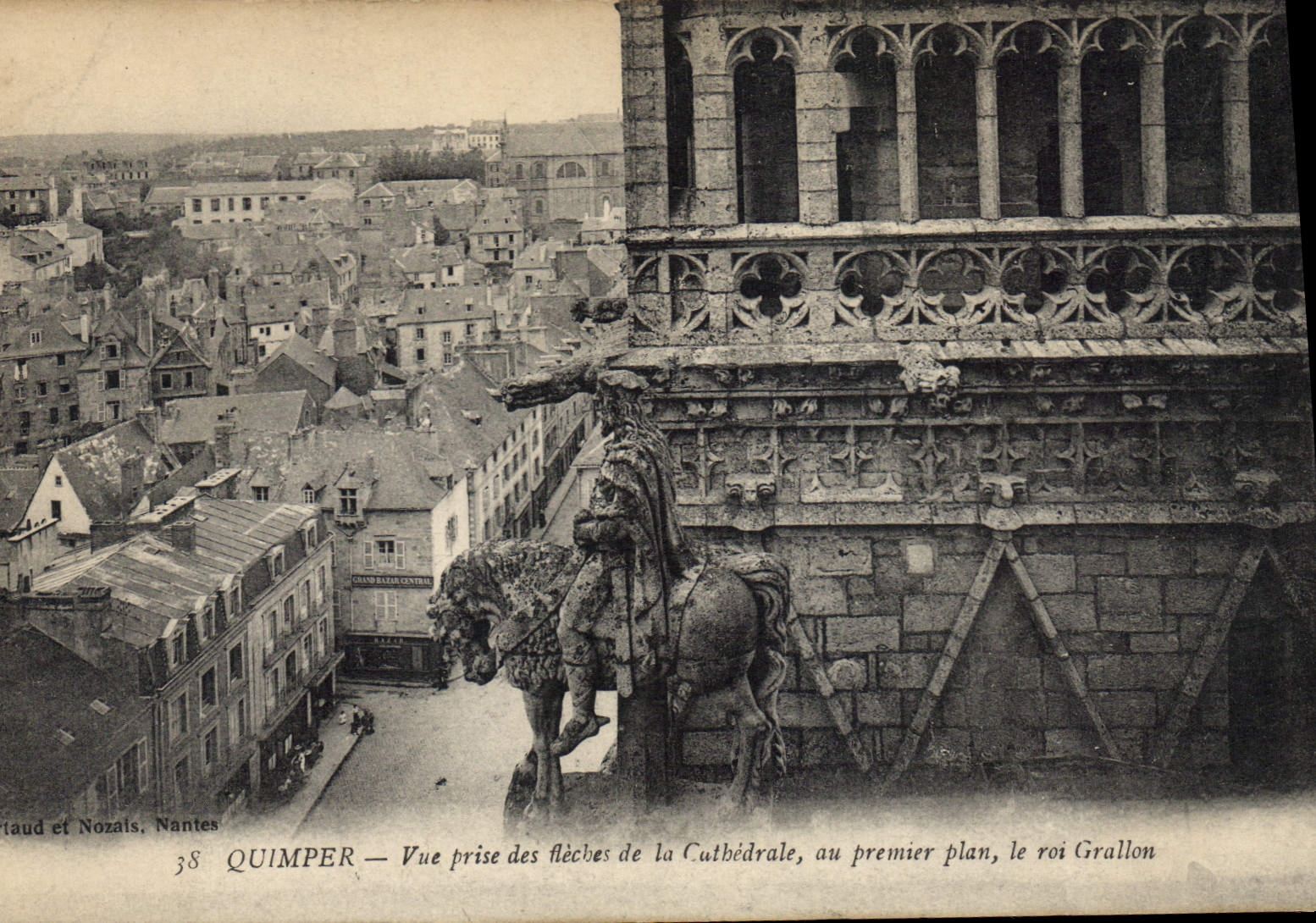 CPA Quimper Vue prise des fleches de la Cathedrale roi Grallon