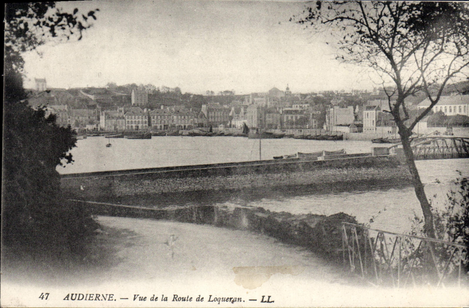 CPA Audierne vue de la route de Loqueran 