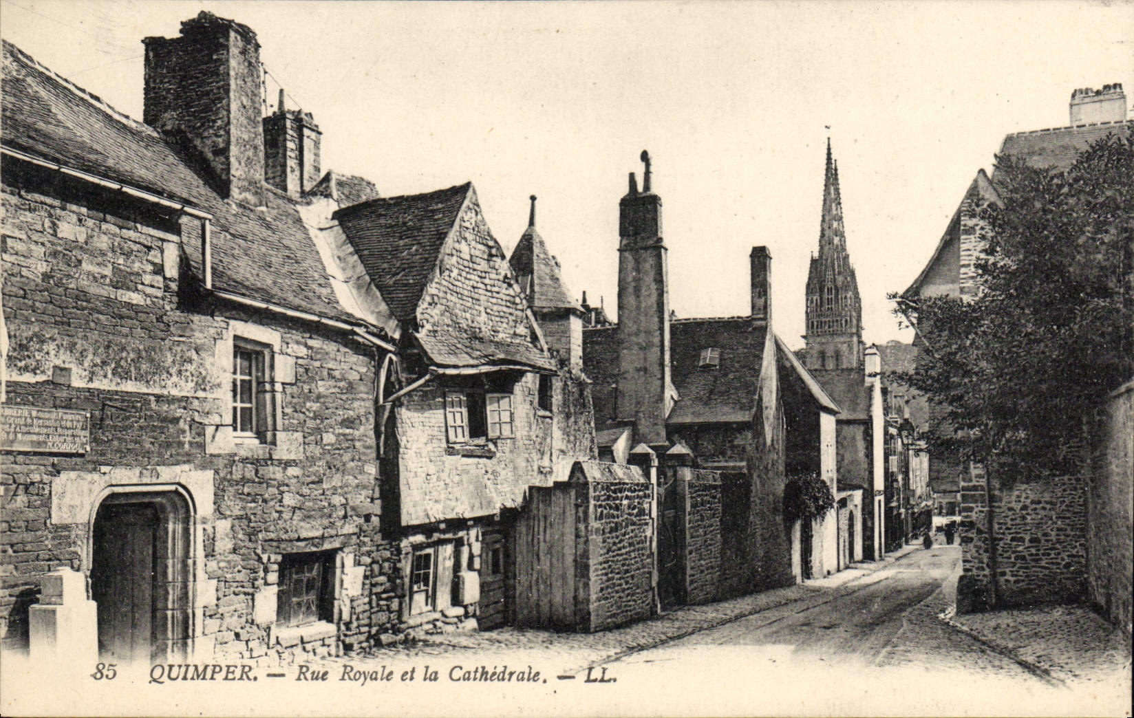 CPA Quimper rue Royale et la cathedrale 